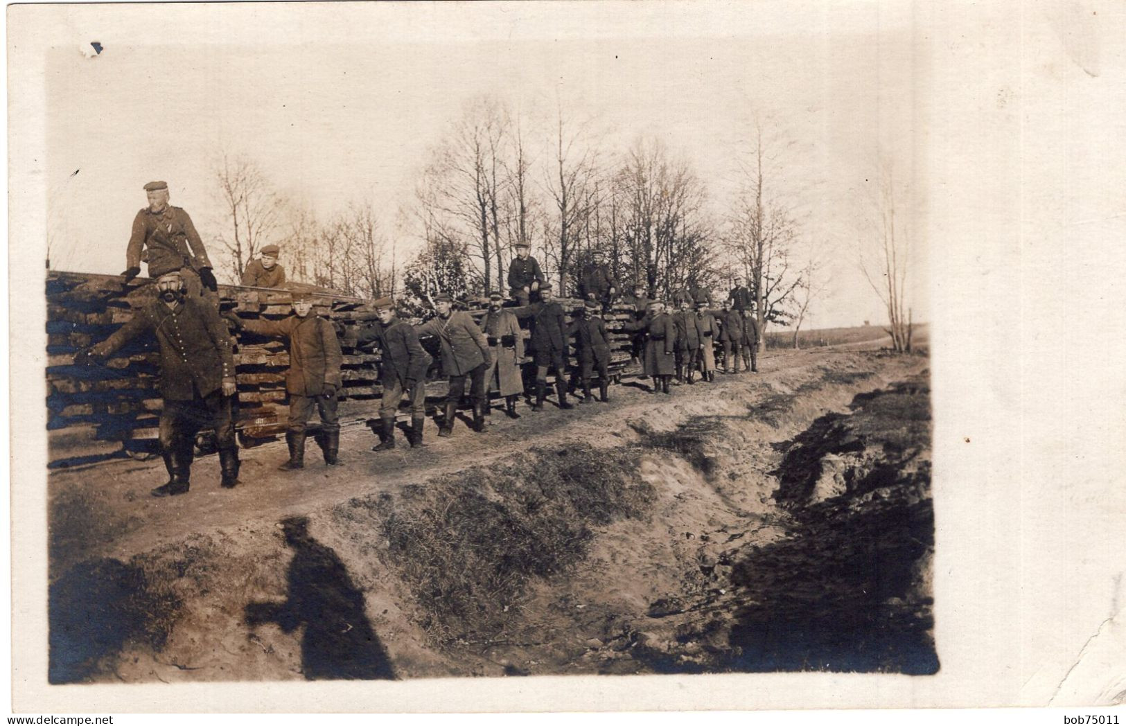 Carte Photo De Soldats Allemand Posant Des Rail Pour Le Ravitaillement Du Front En 14-18 - 1914-18