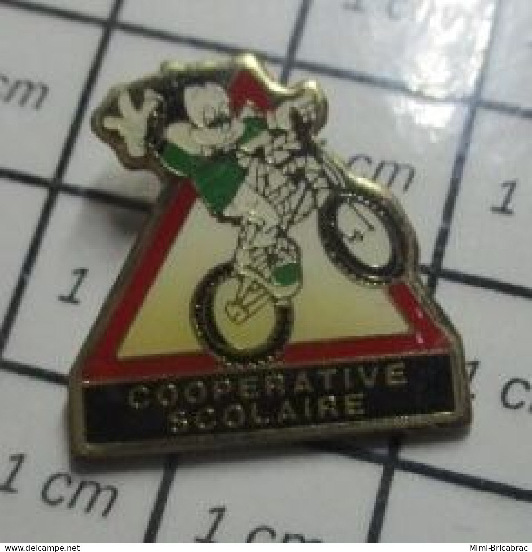 320 Pin's Pins / Beau Et Rare : DISNEY / PERSONNAGE DISNEY VELO VTT COOPERATIVE SCOLAIRE PANNEAU SIGNALISATION - Disney