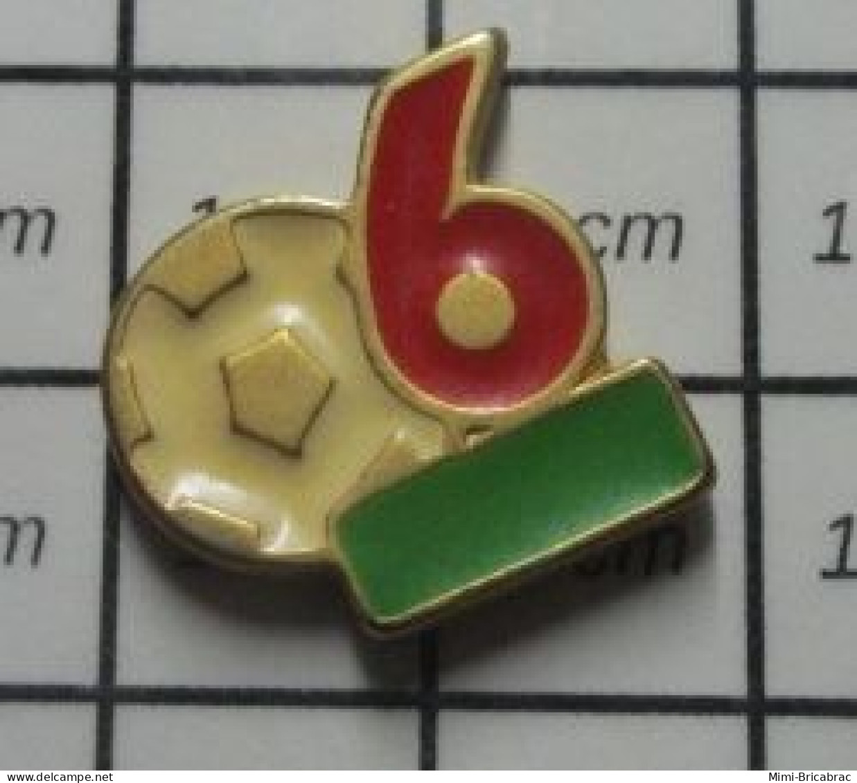 713H Pin's Pins / Beau Et Rare : SPORTS / CLUB FOOTBALL BALLON N°6 Bienvenue Au Village !!! - Calcio