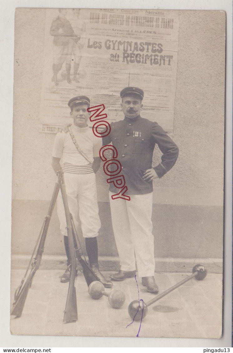 Carte Photo Les Gymnastes Au Régiment Militaria ? Fusil Haltère - Gymnastiek