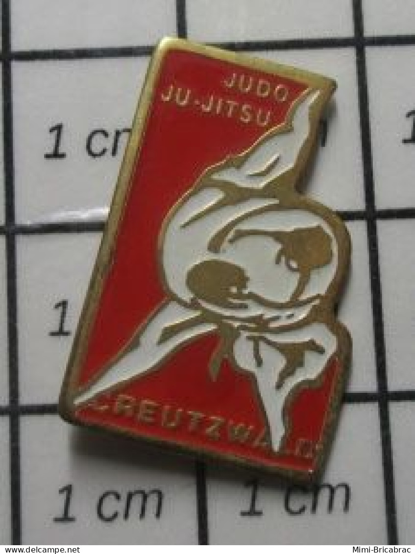 519 Pin's Pins / Beau Et Rare /  SPORTS / JUDO JUDOKA JIU JITSU ST AVOLD - Judo