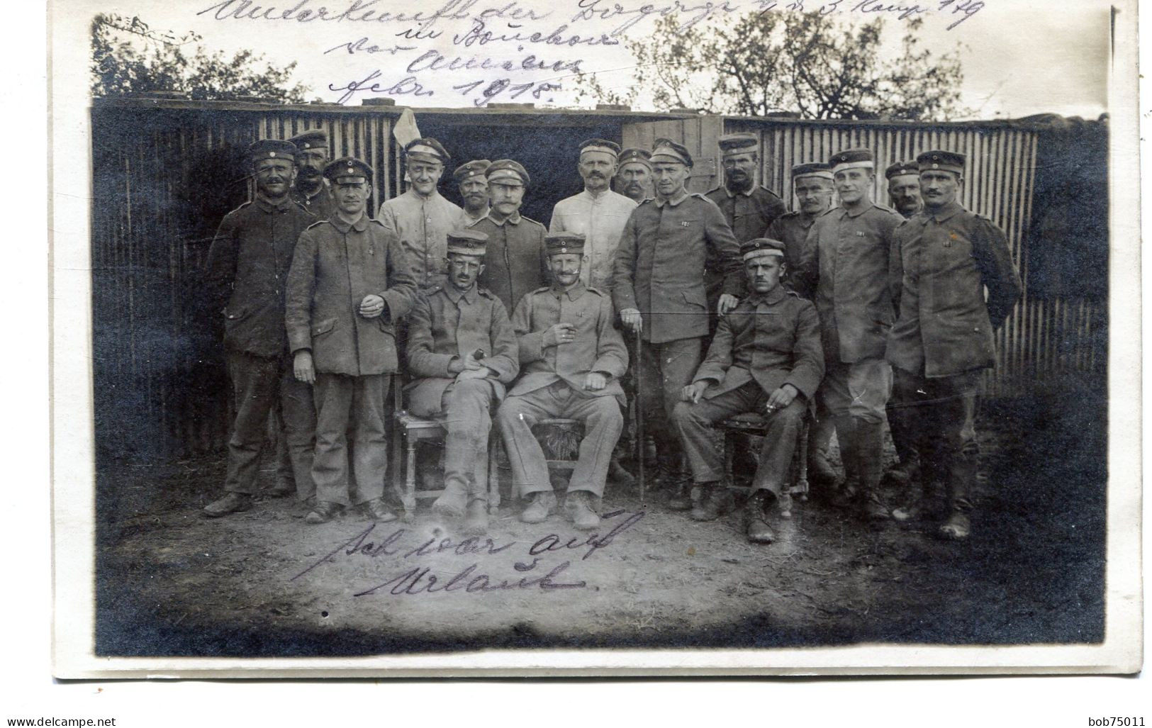 Carte Photo D'officiers Et De Soldats Allemand Devant Leurs Baraquement A L'arrière Du Front En 14-18 - 1914-18