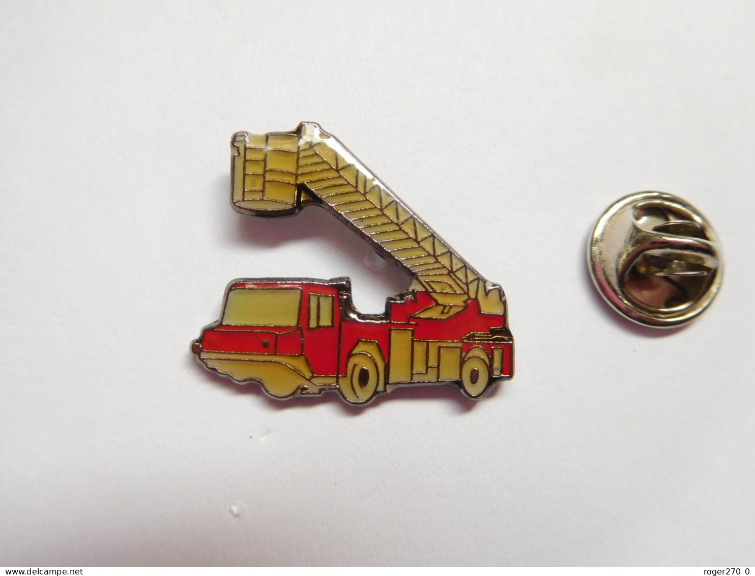 Beau Pin's , Sapeurs Pompiers , Camion échelle Nacelle - Brandweerman