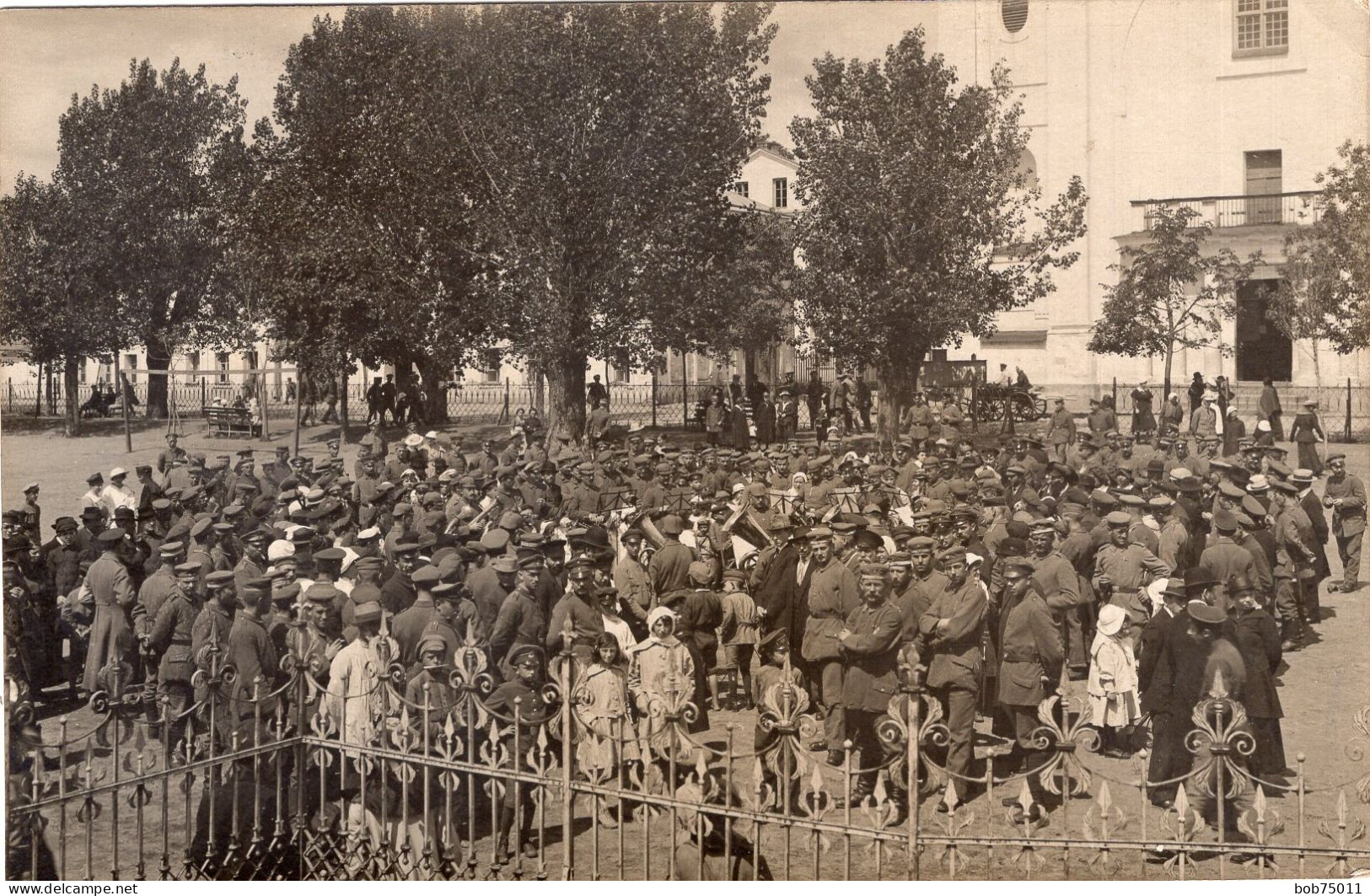 Carte Photo D'une Fanfare Allemande Jouent Sur Une Place D'un Village Avec Des Civil Et Militaire En 14-18 - 1914-18