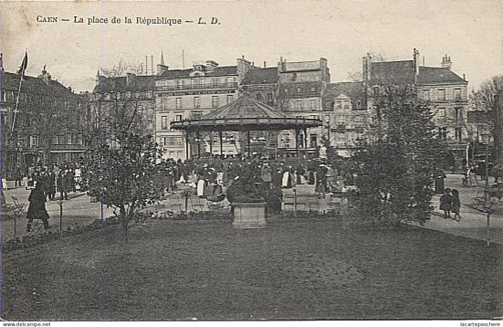 X120236 NORMANDIE CALVADOS CAEN LA PLACE DE LA REPUBLIQUE KIOSQUE A MUSIQUE - Caen