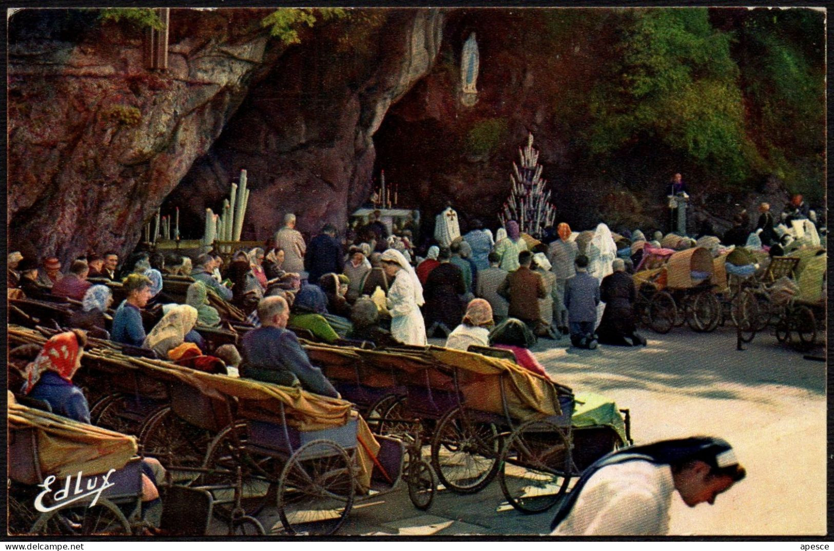 RELIGION - FRANCE LOURDES - THE SICK BEFORE THE GROTTO - I - Lieux Saints