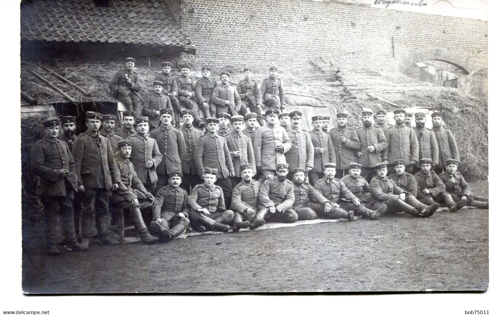 Carte Photo D'officiers Et De Soldats Allemand Posant Devant Un Tas De Foin Dans Une Ferme A L'arrière Du Front En 14-18 - 1914-18