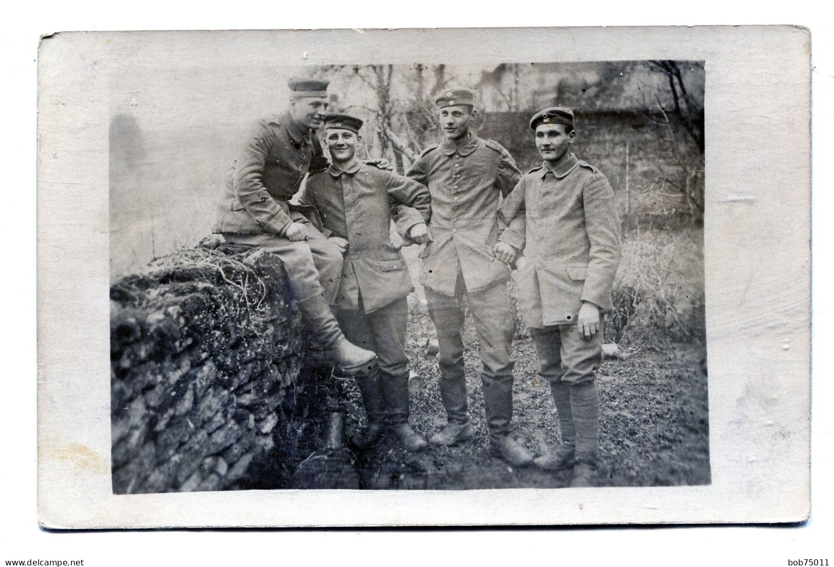 Carte Photo De Quatre Soldats Allemand  Dans Une Ferme A L'arrière Du Front En 14-18 - 1914-18