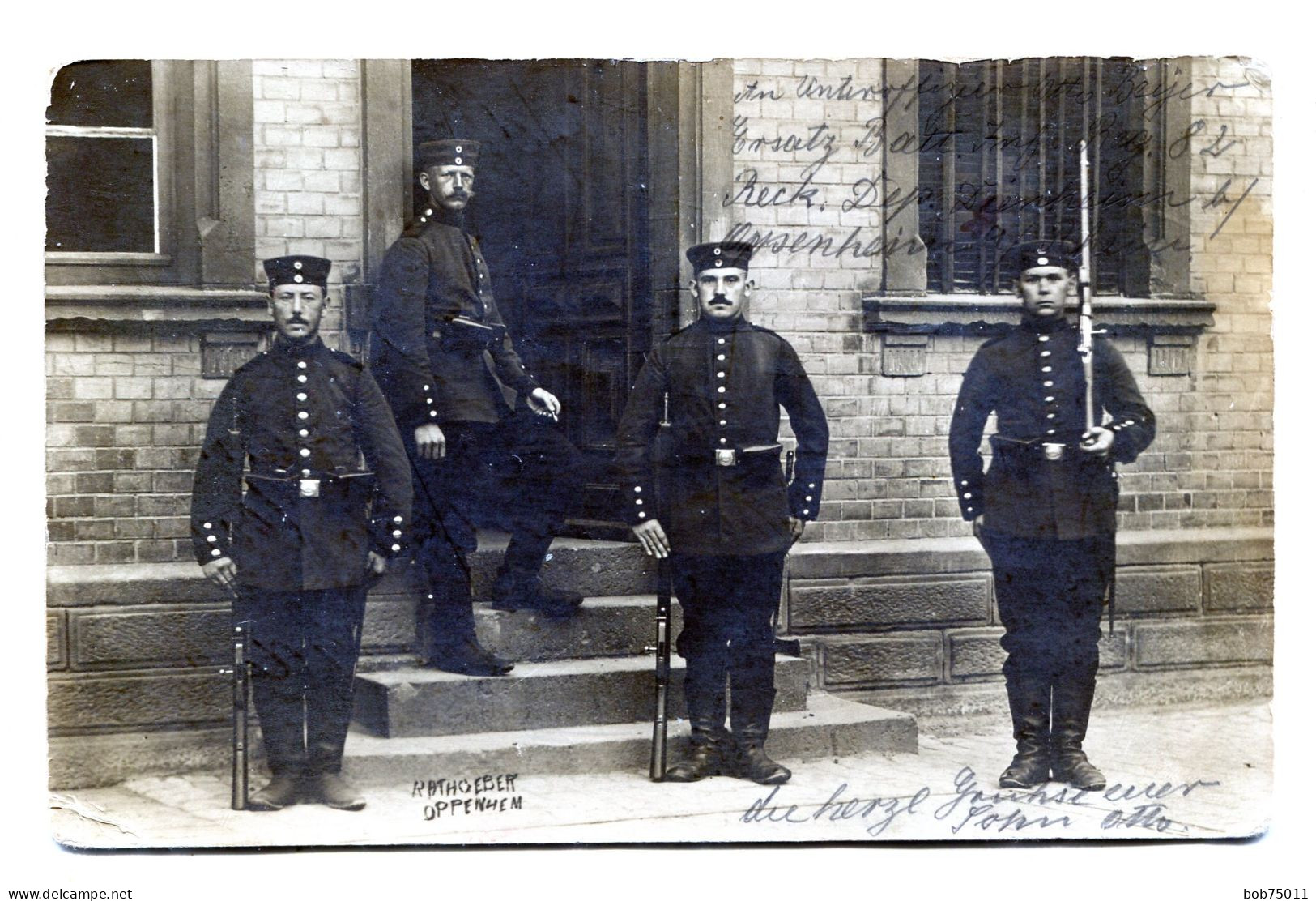 Carte Photo De Quatre Sous-officiers Allemand Dont Trois Avec Leurs Fusil Posant A L'arrière Du Front En 14-18 - 1914-18