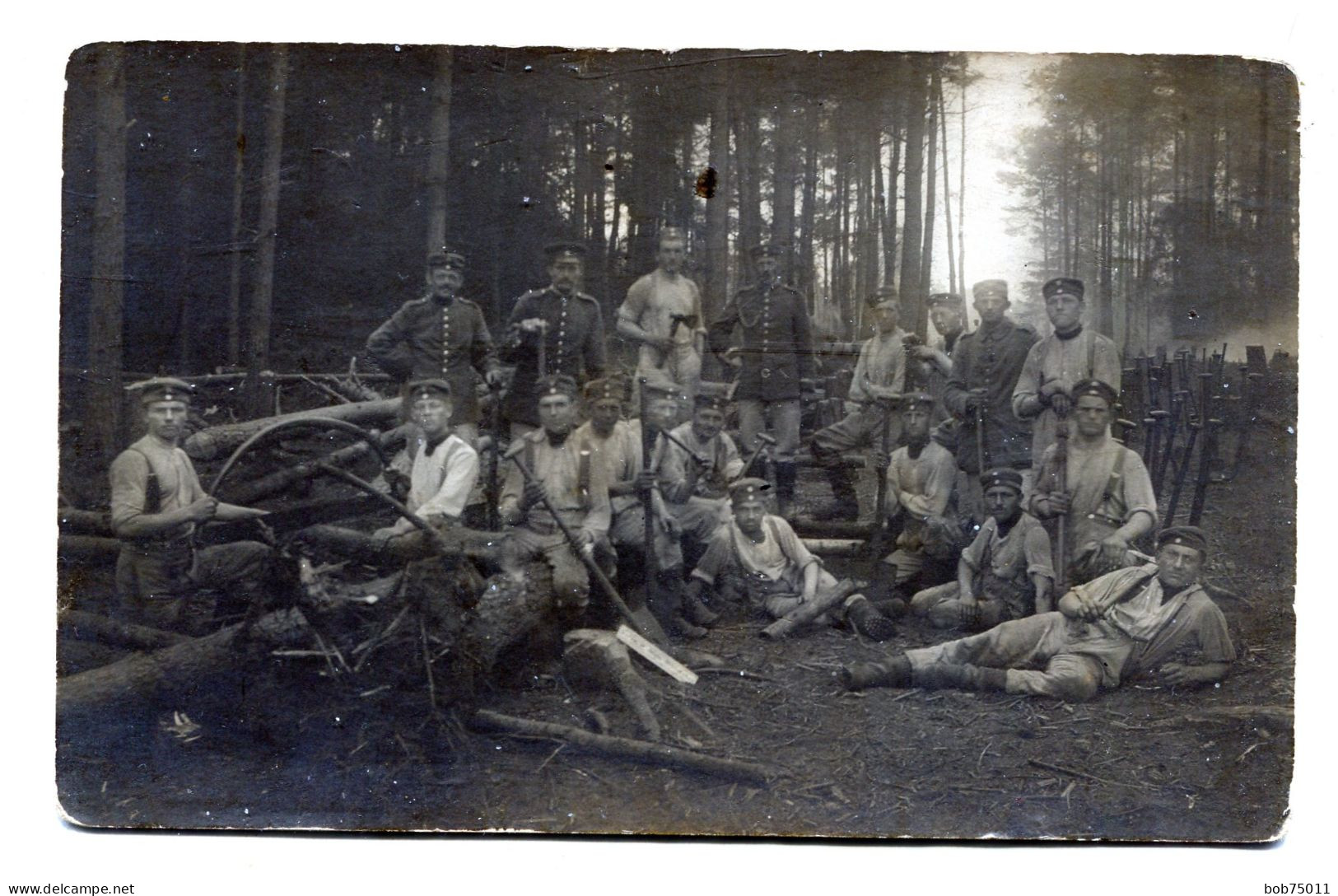 Carte Photo De Soldats Allemand Coupent Du Bois En Foret Pour Construire Leurs Camp En 14-18 - 1914-18