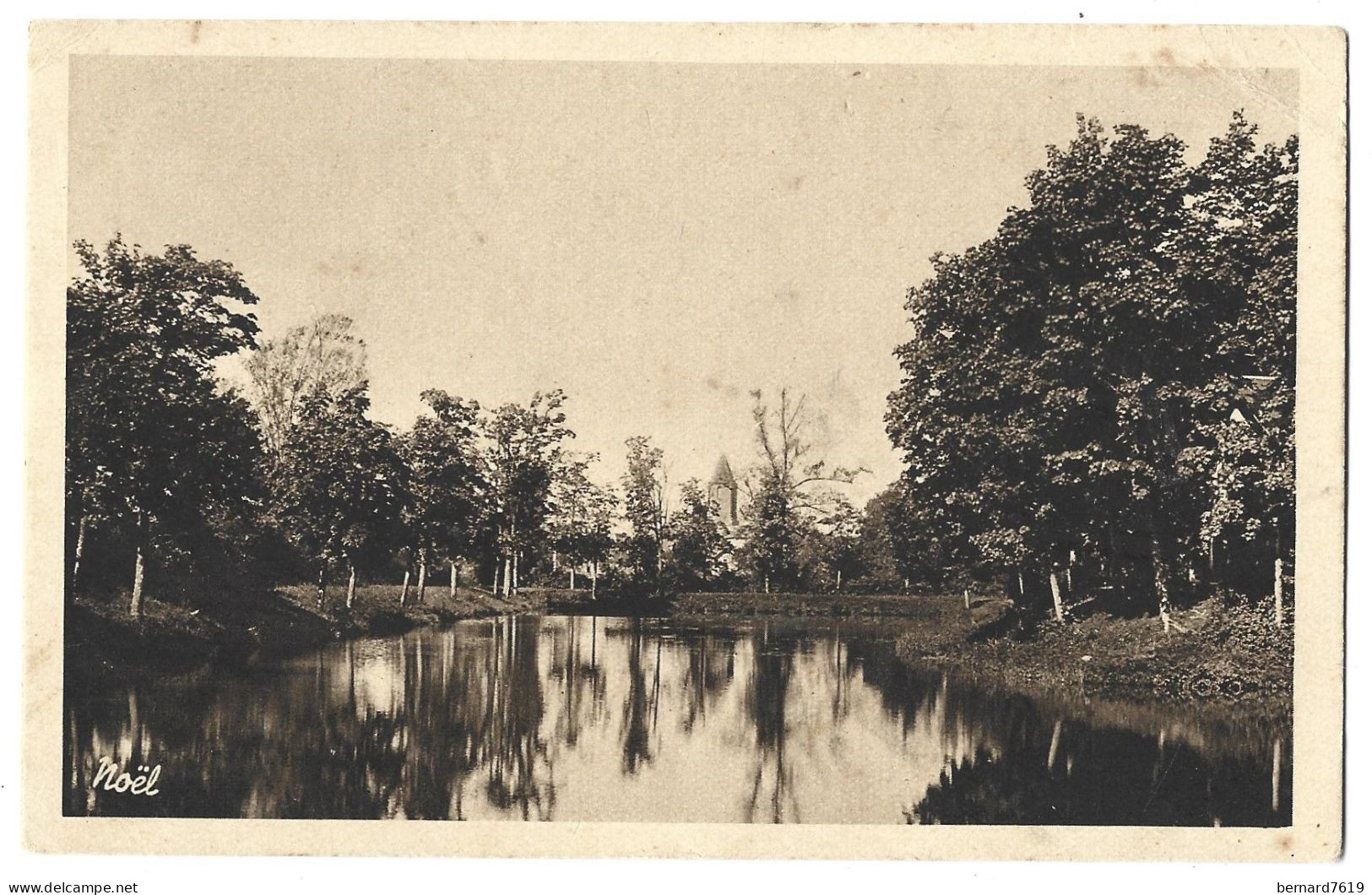 46  Assier - Le Grand Bassin  De La Compagnie P.O  - Midi Au Loin Le Clocher D'assier - Assier