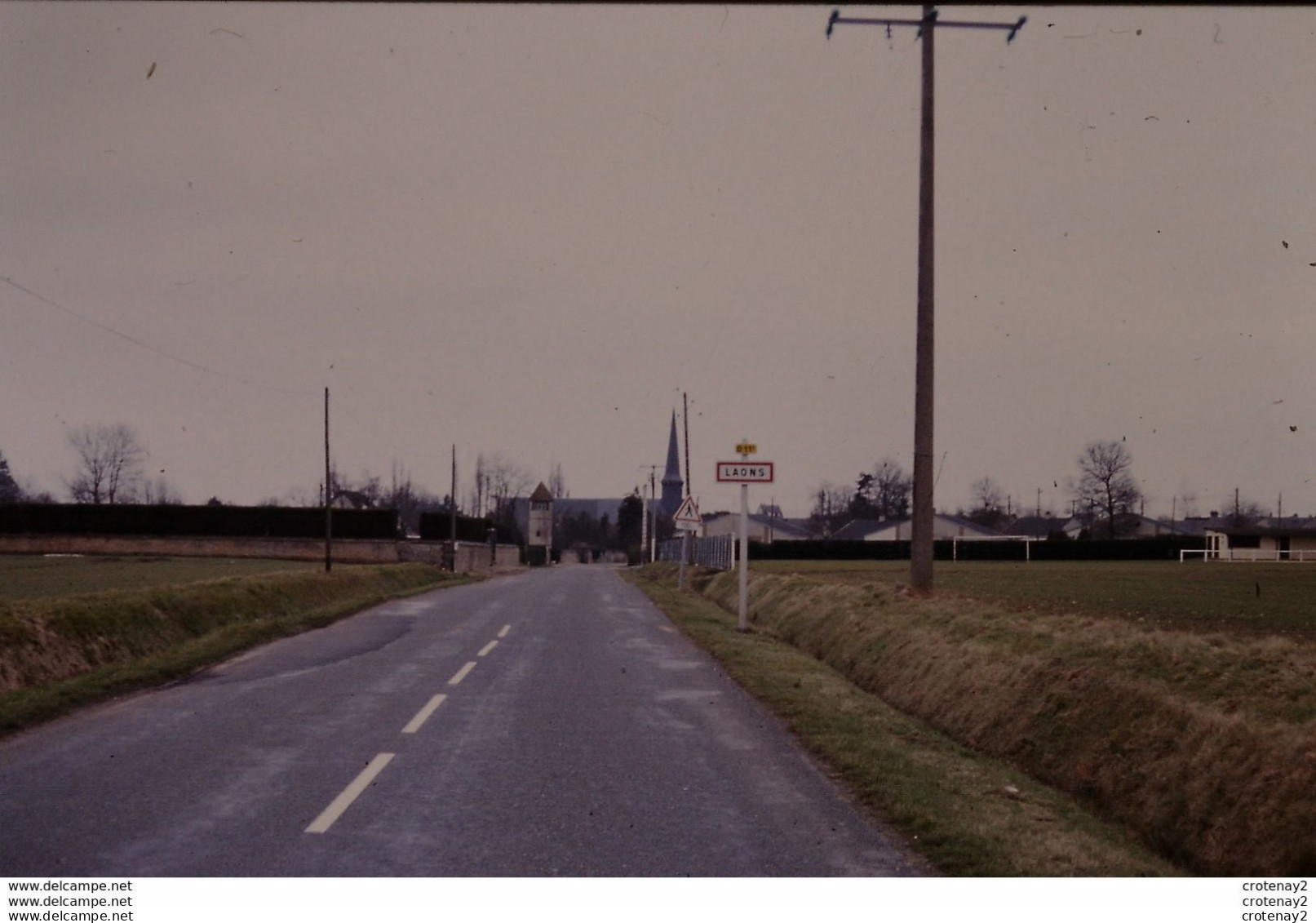 Photo Diapo Diapositive Slide 28 LAONS Vers Brézolles Entrée De La Ville Terrain De Foot Le 23/02/1996 VOIR ZOOM - Dias