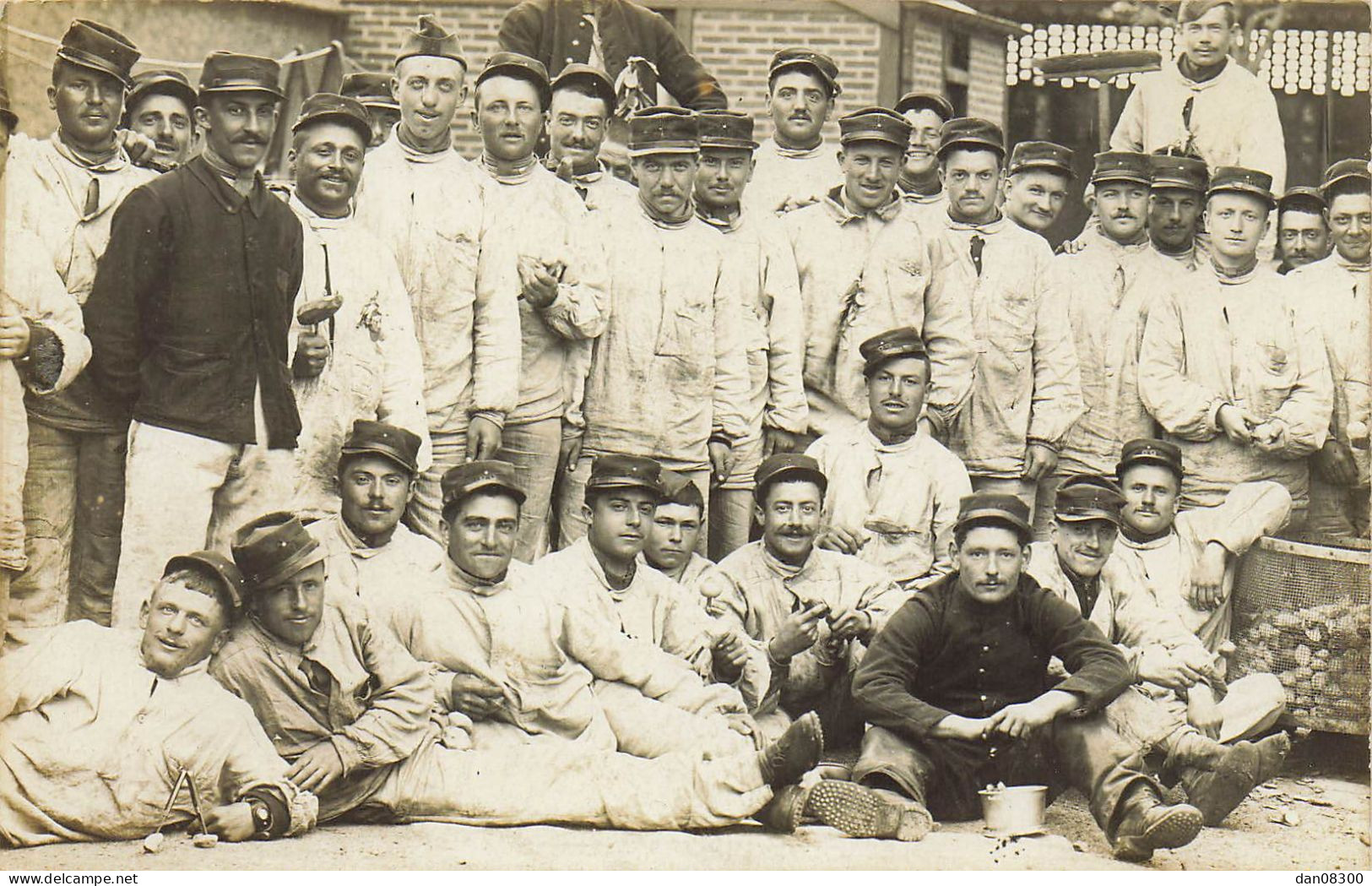 CARTE PHOTO NON IDENTIFIEE GROUPE DE SOLDATS DE CORVEE PRENANT UNE PAUSE POUR LA POSE - A Identifier