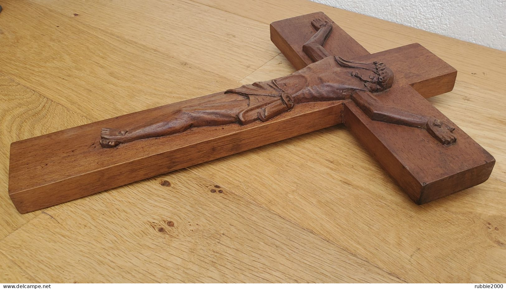 CRUCIFIX CHRIST EN CROIX MILIEU XX° SCULPTURE BOIS SIGNE RR HAUTEUR 36.5 CM. - Religion & Esotérisme