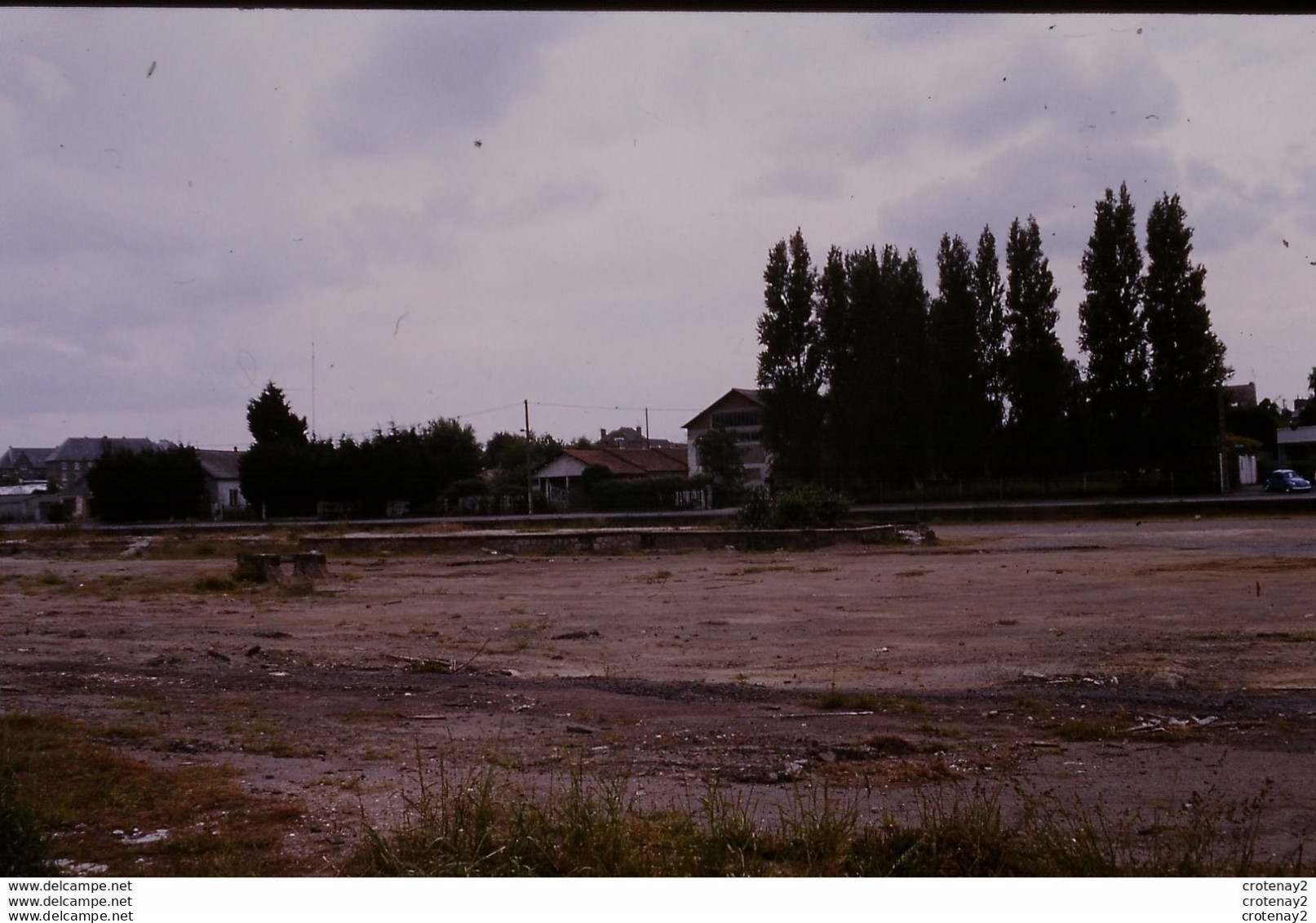 Photo Diapo Diapositive Slide Originale 35 DINARD Ancienne Cour De La Gare Quai Heurtoir VW Käfer Le 06/06/1998 VOIRZOOM - Diapositives