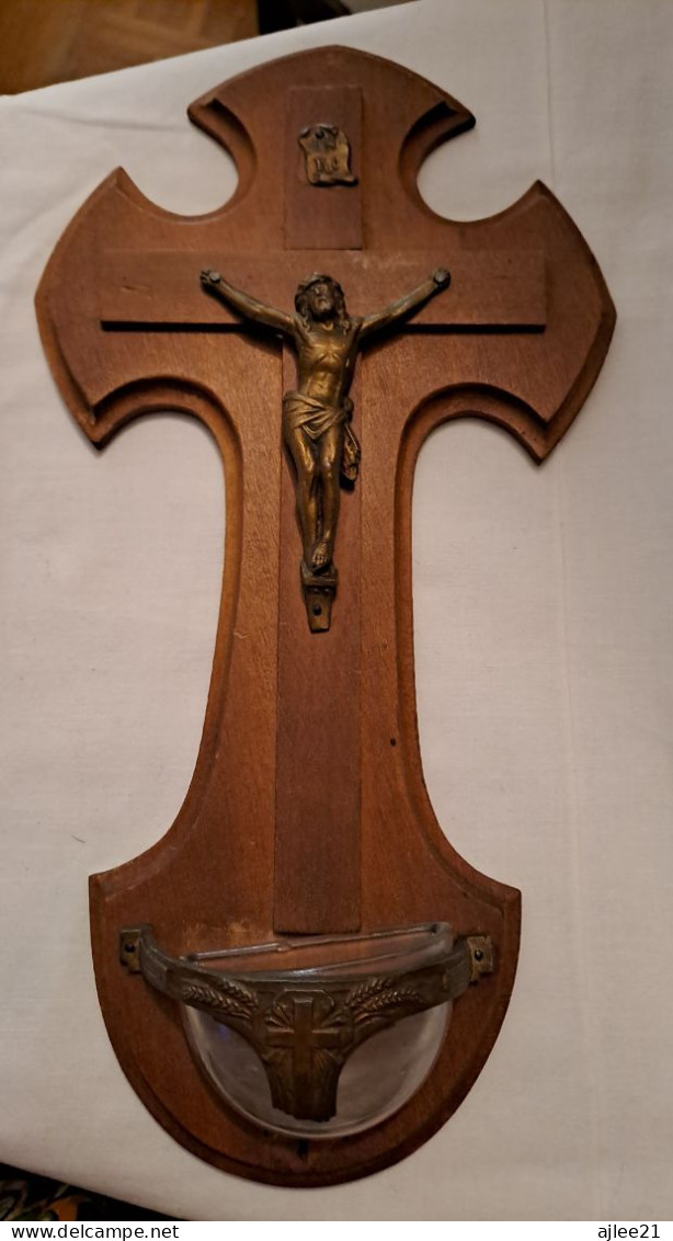 Benitier Figurant Un Crucifix. Art Déco. Plaque Au Dos. - Arte Religiosa