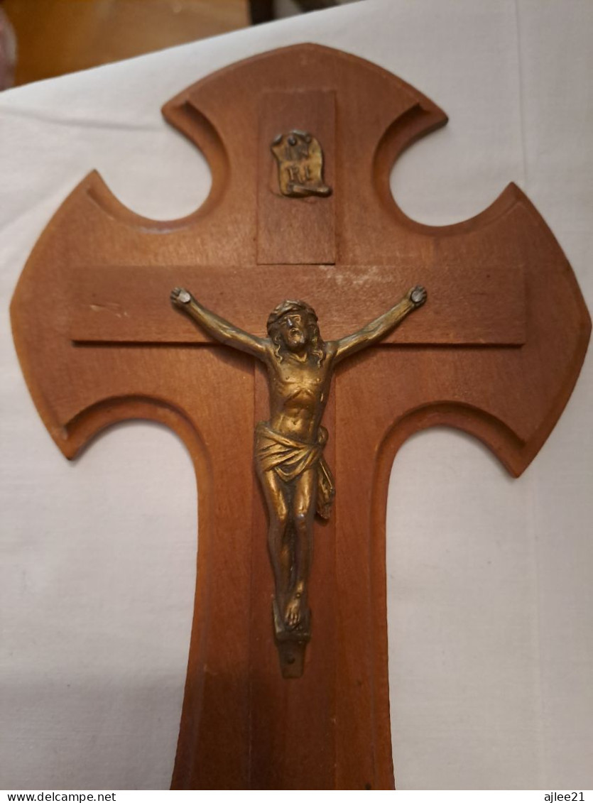 Benitier Figurant Un Crucifix. Art Déco. Plaque Au Dos. - Arte Religiosa