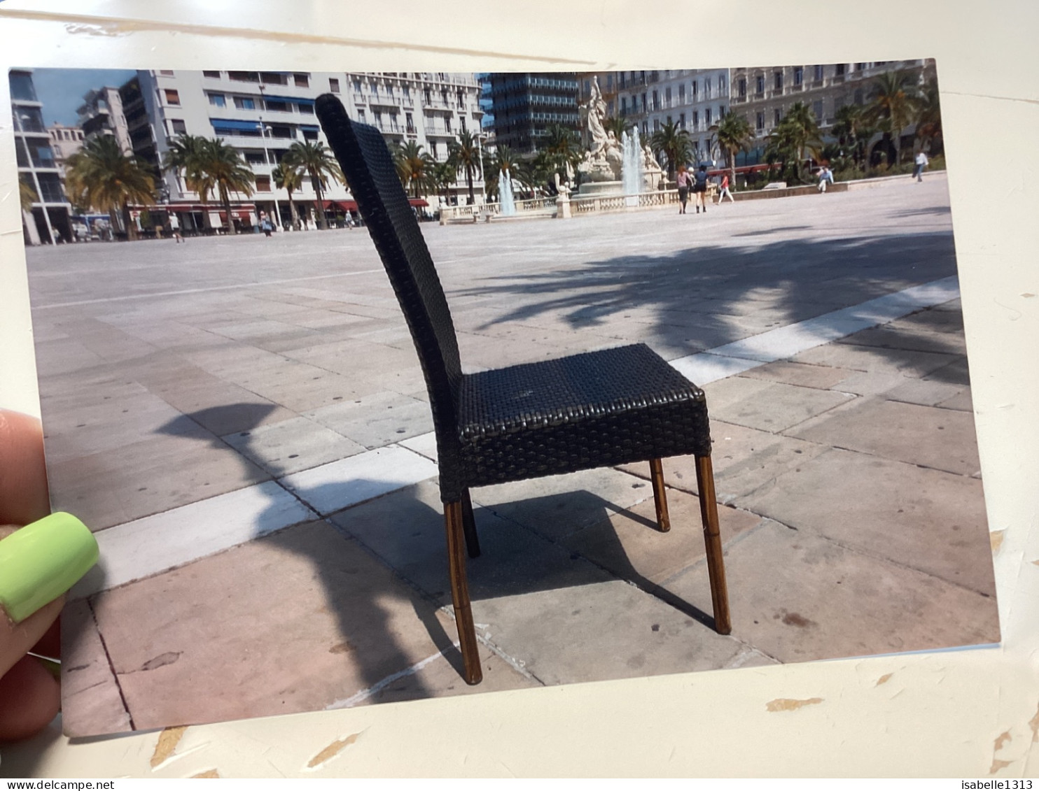 PHOTO SNAPSHOT 1980 Photo, Couleur Chaise D’un Bar Restaurant, Au Milieu De La Place De La Liberté à Toulon Femme Marche - Oggetti