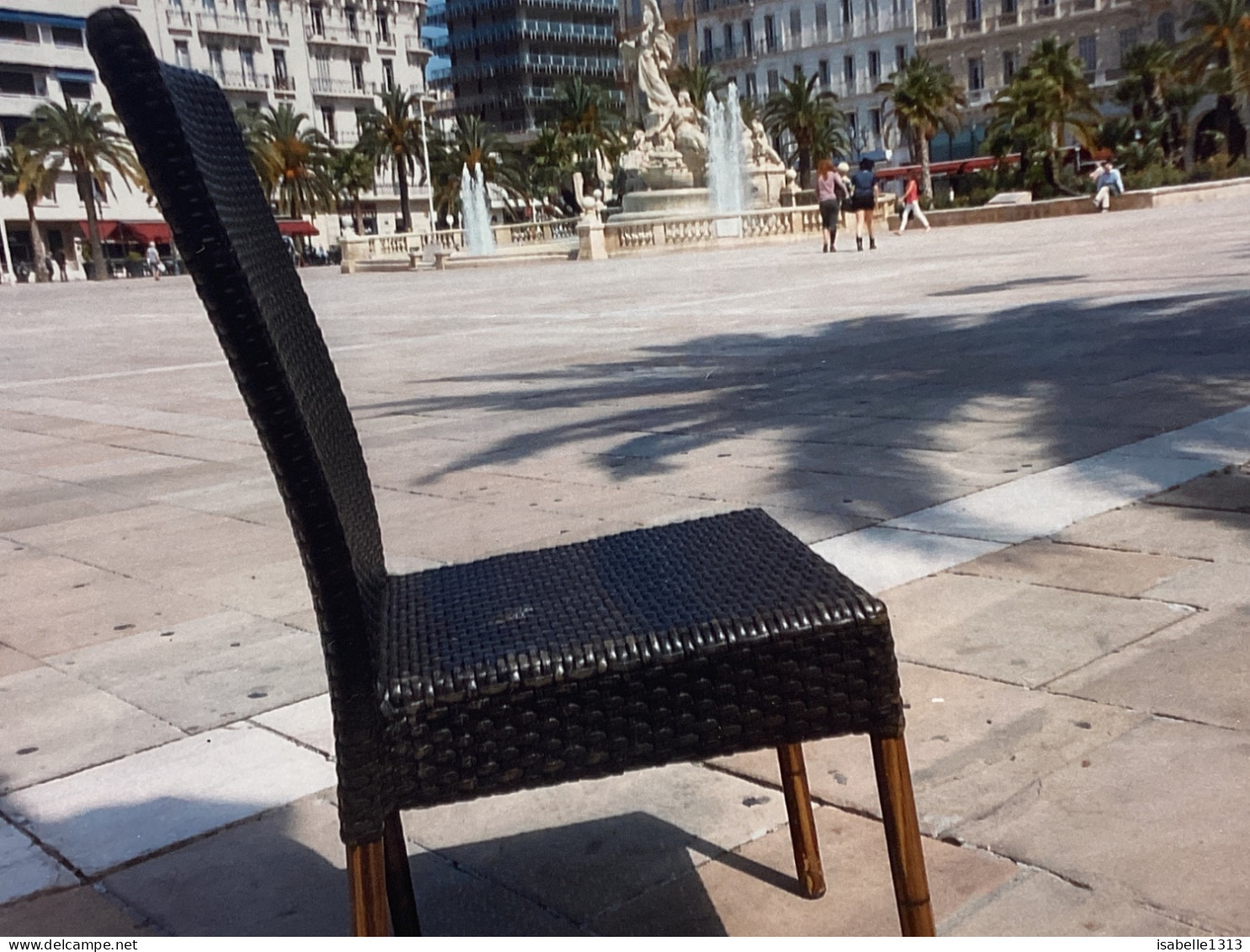 PHOTO SNAPSHOT 1980 Photo, Couleur Chaise D’un Bar Restaurant, Au Milieu De La Place De La Liberté à Toulon Femme Marche - Oggetti