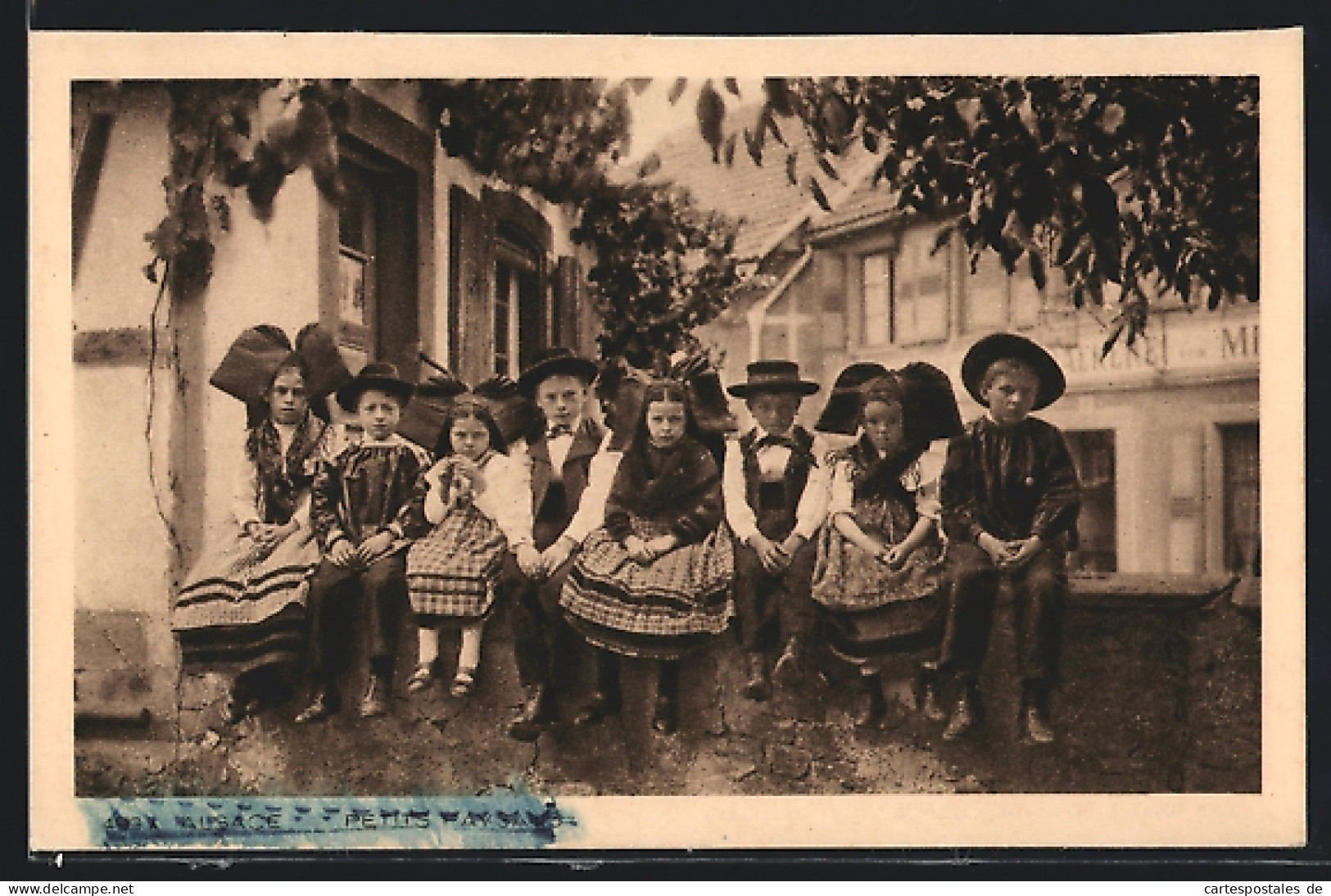 AK Kinder Auf Einer Mauer Sitzend Tragen Die Elsass-lothringische Tracht  - Costumi
