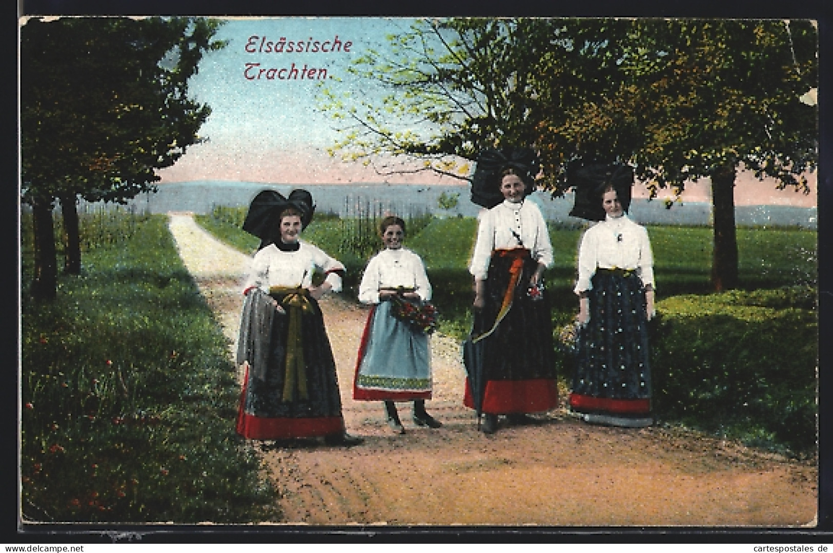AK Vier Frauen Auf Einem Feldweg In Elsässischer Tracht  - Costumi