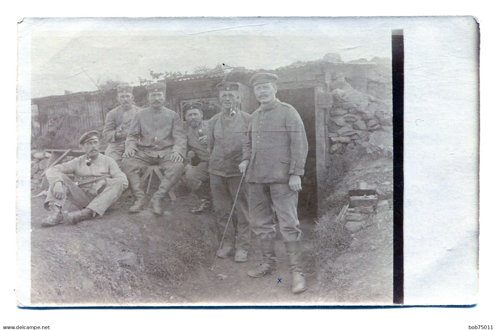 Carte Photo De Deux Officiers Et De Sous-officiers Fatigué Fumant La Pipe Devant Leurs Abris En 14-18 - 1914-18