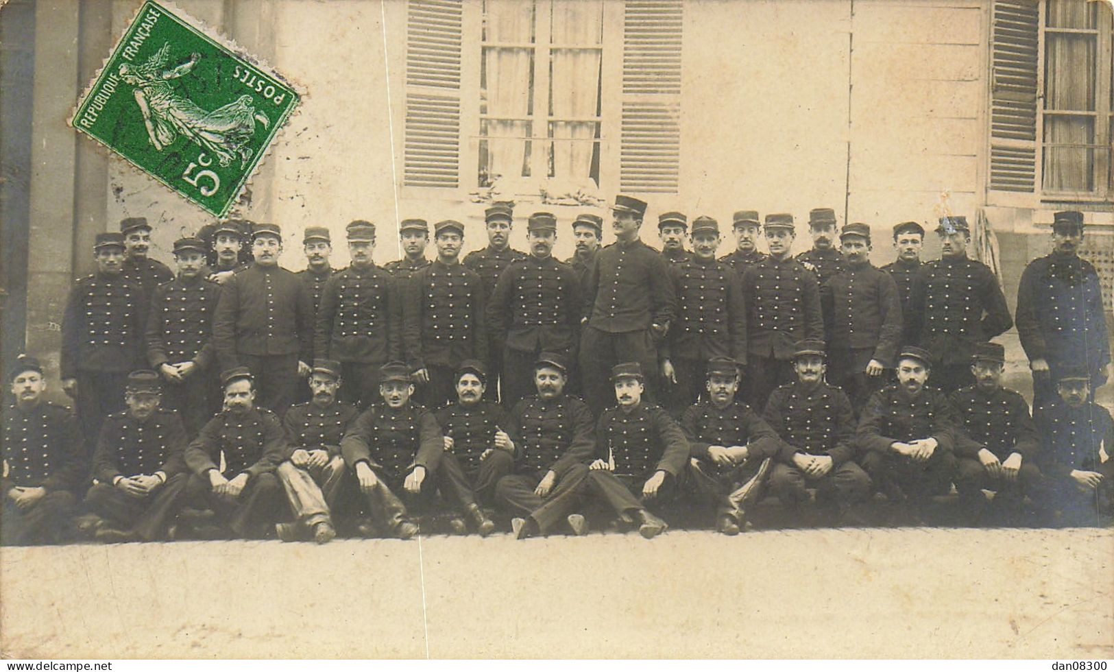 CARTE PHOTO NON IDENTIFIEE SUR CARTON GUILLEMINOT DES SOLDATS DANS LA COUR DE LA CASERNE - A Identifier