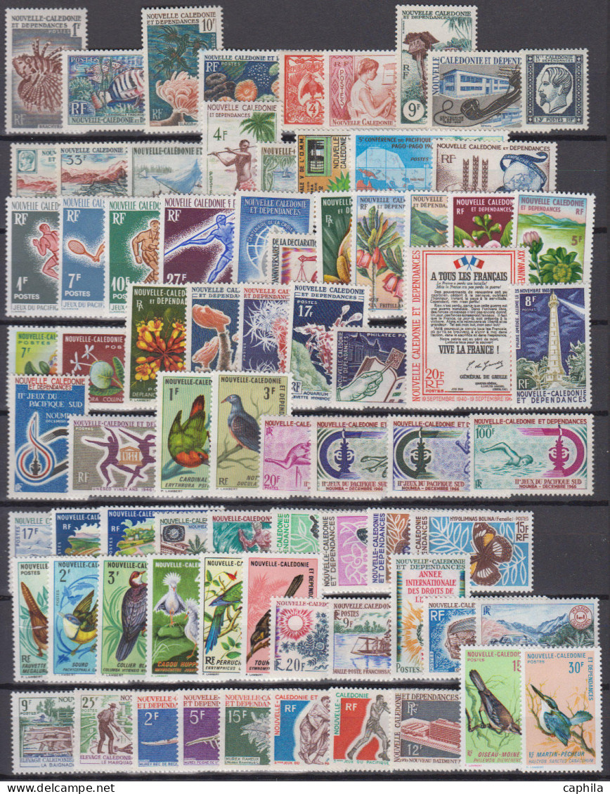 - NOUVELLE-CALEDONIE, 1959/1970, XX, N° 291/365 + Pa 75/112 + BF 2, En Pochette - Cote : 950 € - Collections, Lots & Series