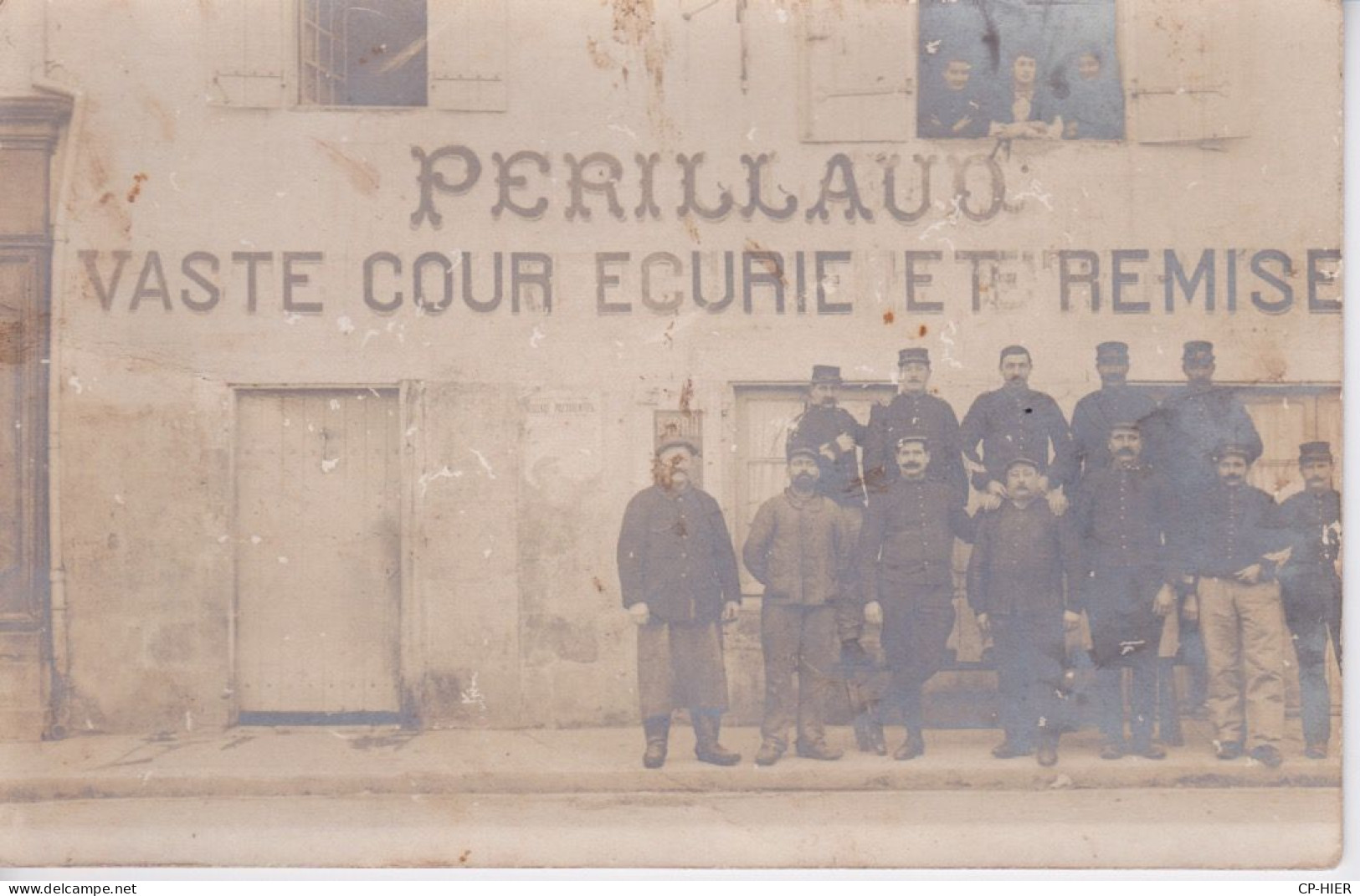 86 - CIVRAY - CARTE-PHOTO - PLACE D'ARMES - MILITAIRE DEVANT L' HOTEL DE LA CROIX BLANCHE - FAMILLE  PERILLAUD - Civray