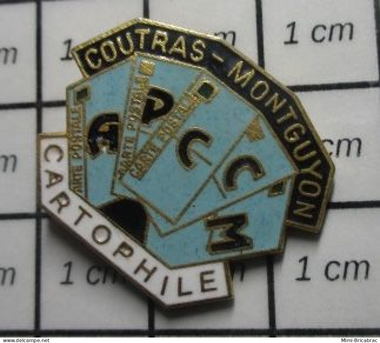 1016c Pin's Pins / Beau Et Rare / ASSOCIATIONS / APCCM ASSOCIATION CARTOPHILE COUTRAS MONTGUYON CARTE POSTALE - Verenigingen