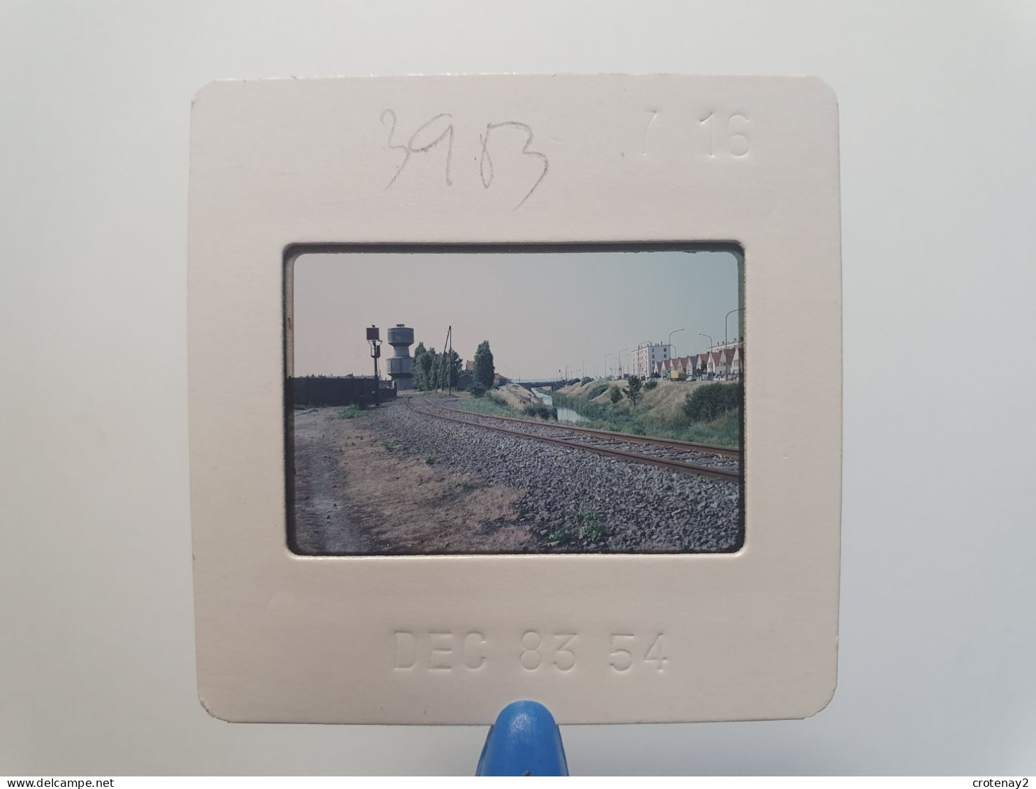 Photo Diapo Diapositive Slide Originale CALAIS TRAIN Signalisation Signaux Carré Violet Château D'eau En 1983 VOIR ZOOM - Dias