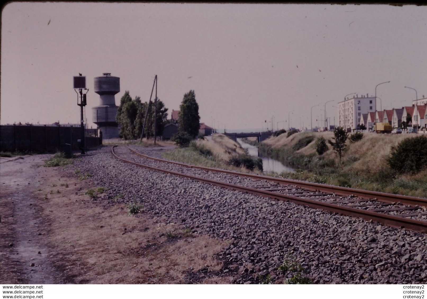 Photo Diapo Diapositive Slide Originale CALAIS TRAIN Signalisation Signaux Carré Violet Château D'eau En 1983 VOIR ZOOM - Diapositives (slides)