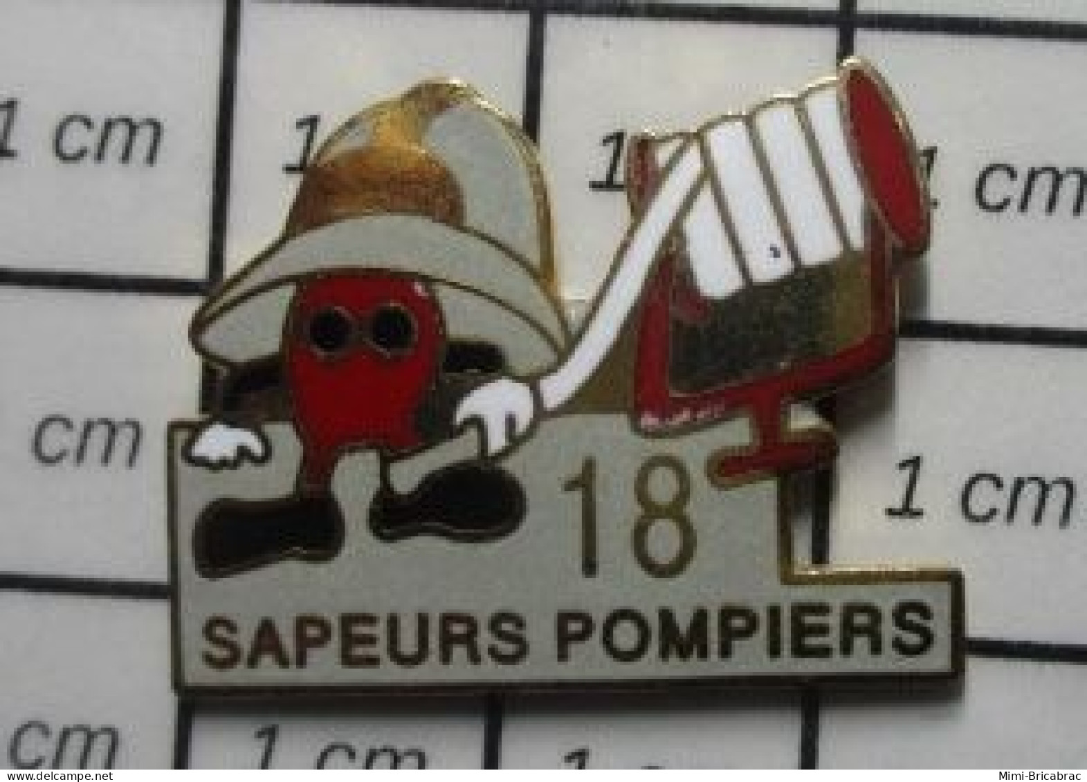 410c Pin's Pins / Beau Et Rare / POMPIERS / LE 18  CASQUE TUYAU LANCE - Firemen