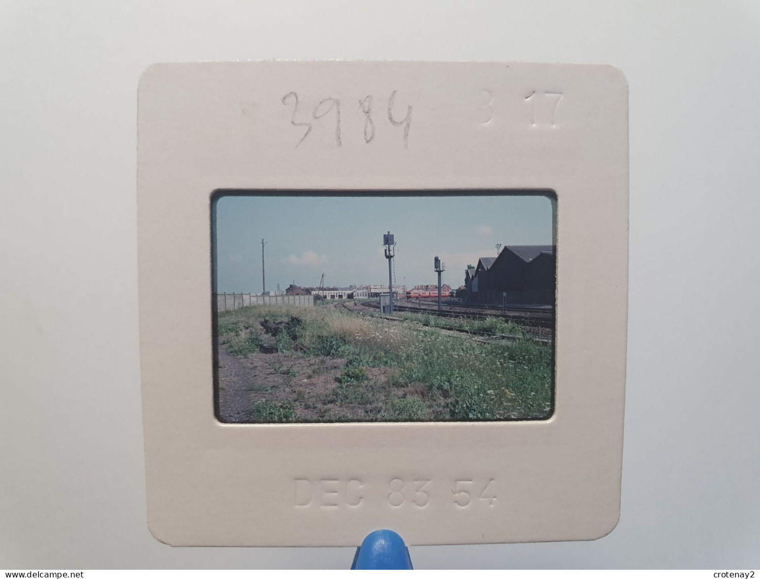 Photo Diapo Diapositive Slide Originale CALAIS TRAIN Signalisation Signaux AUTORAIL En 12/1983 VOIR ZOOM - Diapositives