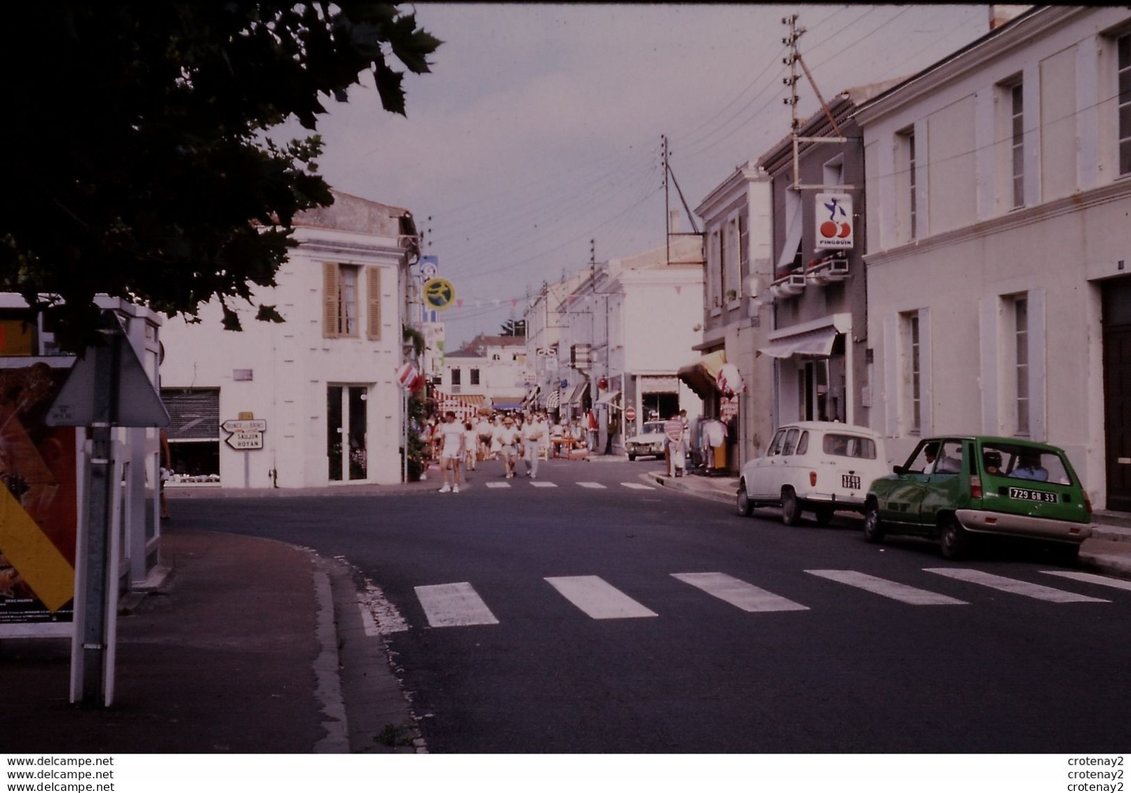 Photo Diapo Diapositive Slide Originale 17 LA TREMBLADE En 09/1984 Renault R5 4L R16 PUB Pingouin VOIR ZOOM - Diapositives