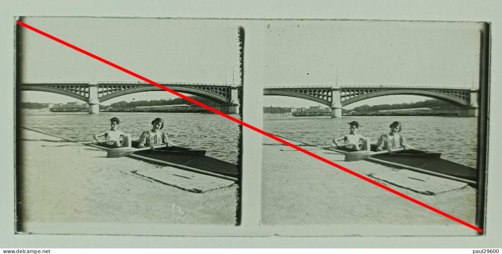 Photo Sur Plaque De Verre, Pont Métallique, Fer, Piliers En Béton, Berge, Canoe Kayak, Rames, Femme, Homme, Années 1930. - Diapositiva Su Vetro