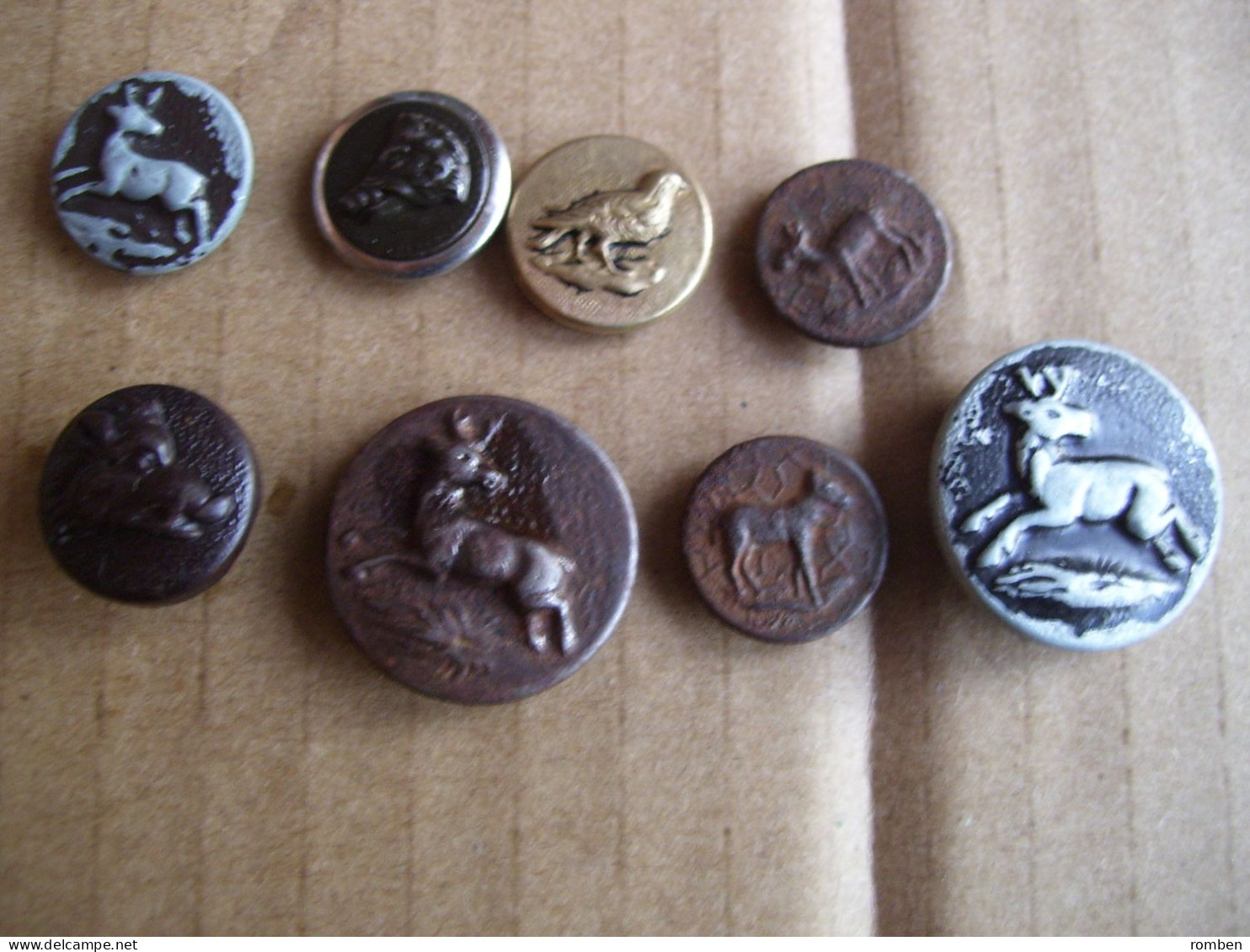 LOT 8 BOUTONS DE CHASSE  :  CERF - BICHE - FAISAN - SANGLIER -  BOUTON DE VENERIE - - Buttons