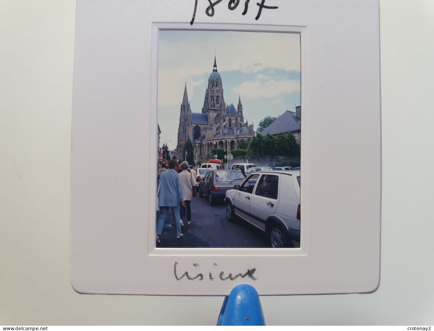 Photo Diapo Diapositive Slide Originale 14 LISIEUX VW Golf Peugeot 204 Le 15/06/2001 VOIR ZOOM - Diapositives