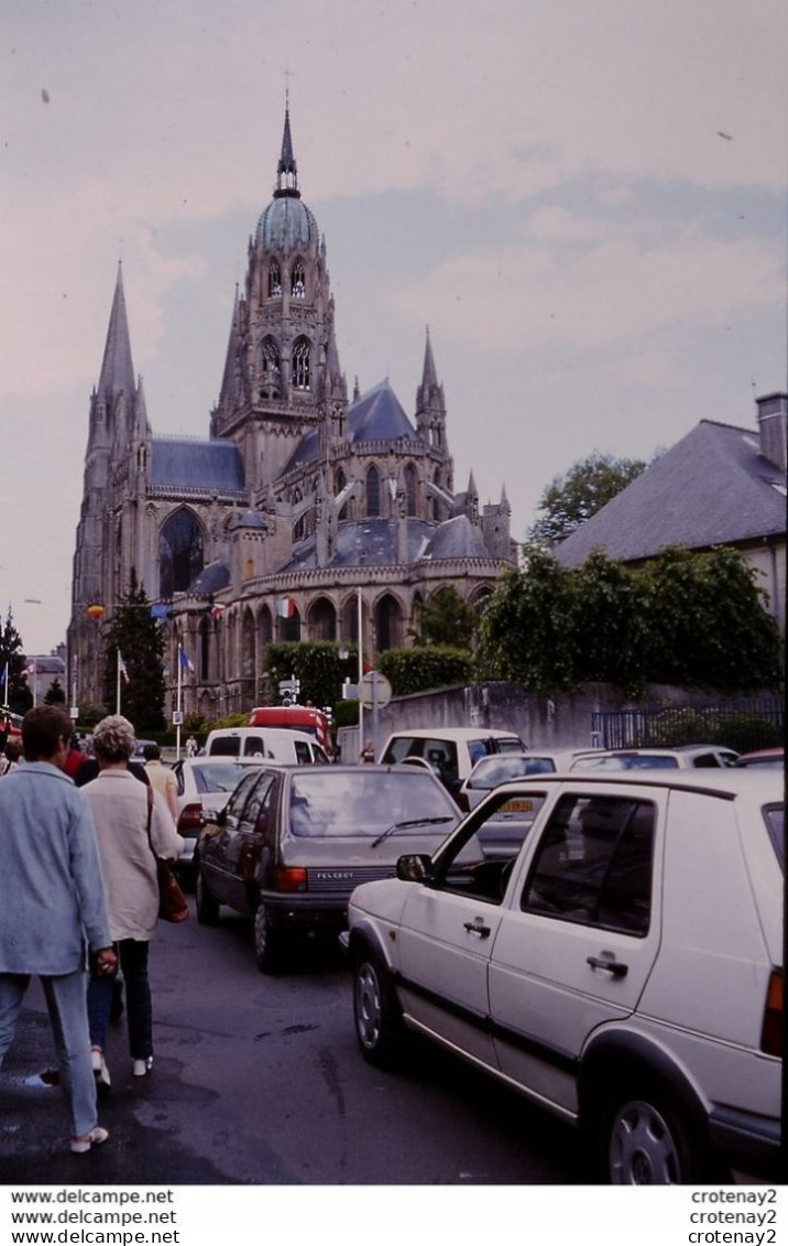 Photo Diapo Diapositive Slide Originale 14 LISIEUX VW Golf Peugeot 204 Le 15/06/2001 VOIR ZOOM - Dias