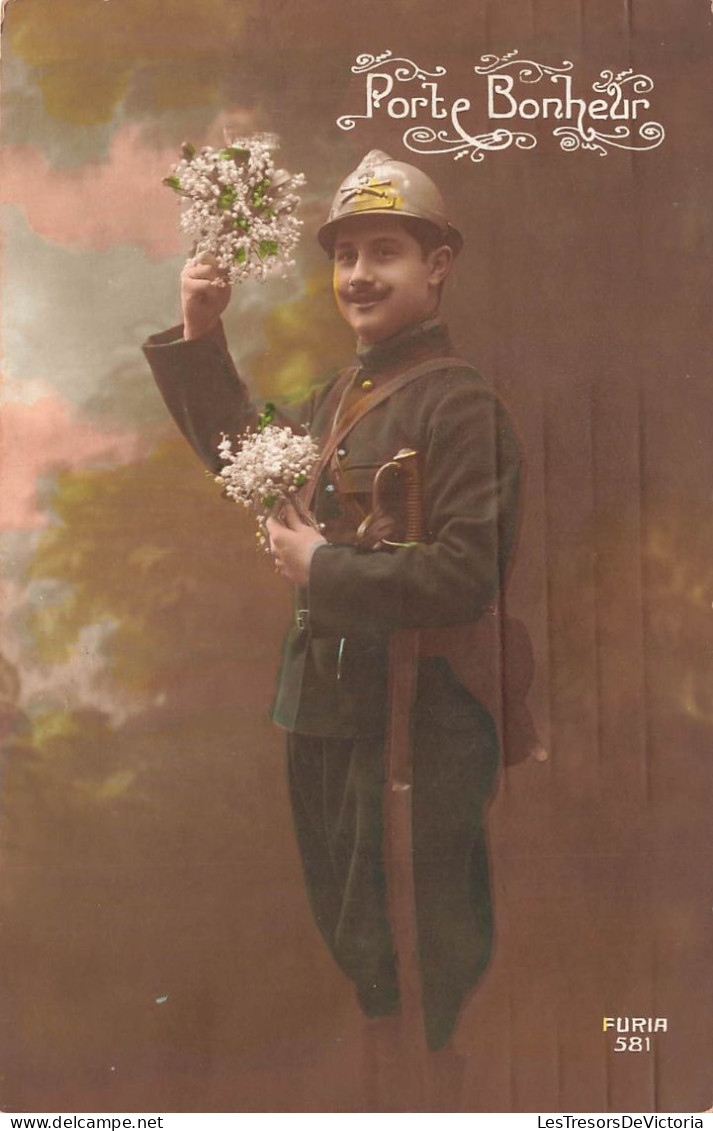 FANTAISIES - Porte Bonheur - Un Officier Tenant Des Bouquets De Fleurs - Colorisé - Carte Postale Ancienne - Hommes