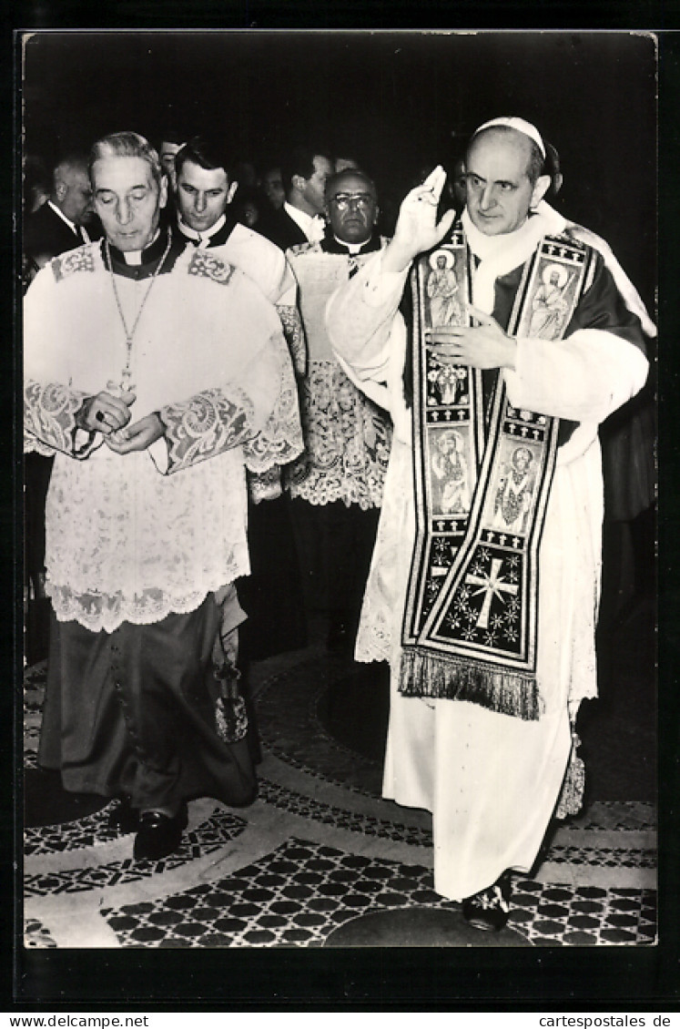 AK Papst Paul VI. In Begleitung Mit Liturgischer Stola In Segnender Haltung  - Popes