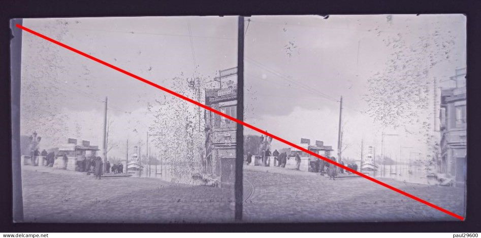 Photo Négatif Sur Plaque De Verre, Bateau, Ecurie Remise, Pavées, Chocolat Meunier, Rail, Lampadaire, Femme, Homme, 1930 - Glass Slides