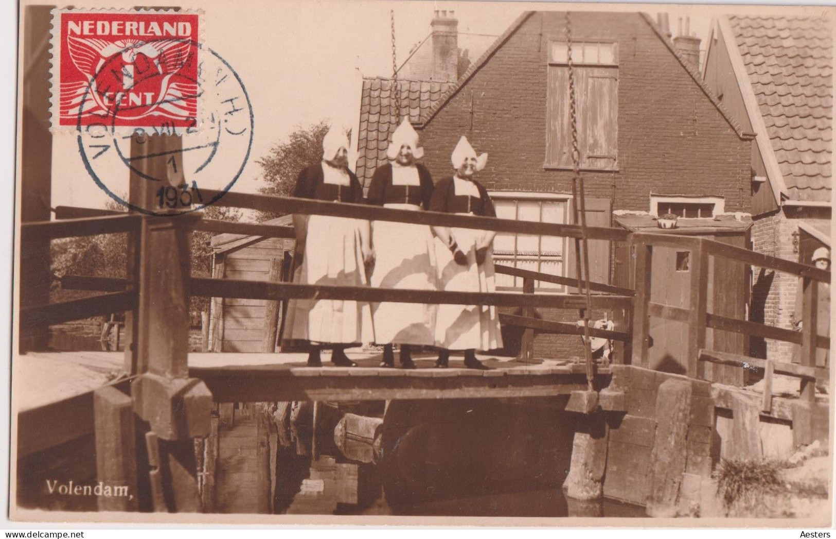 Volendam 1931; Drie Vrouwen In Klederdracht Op Een Bruggetje - Gelopen. - Volendam