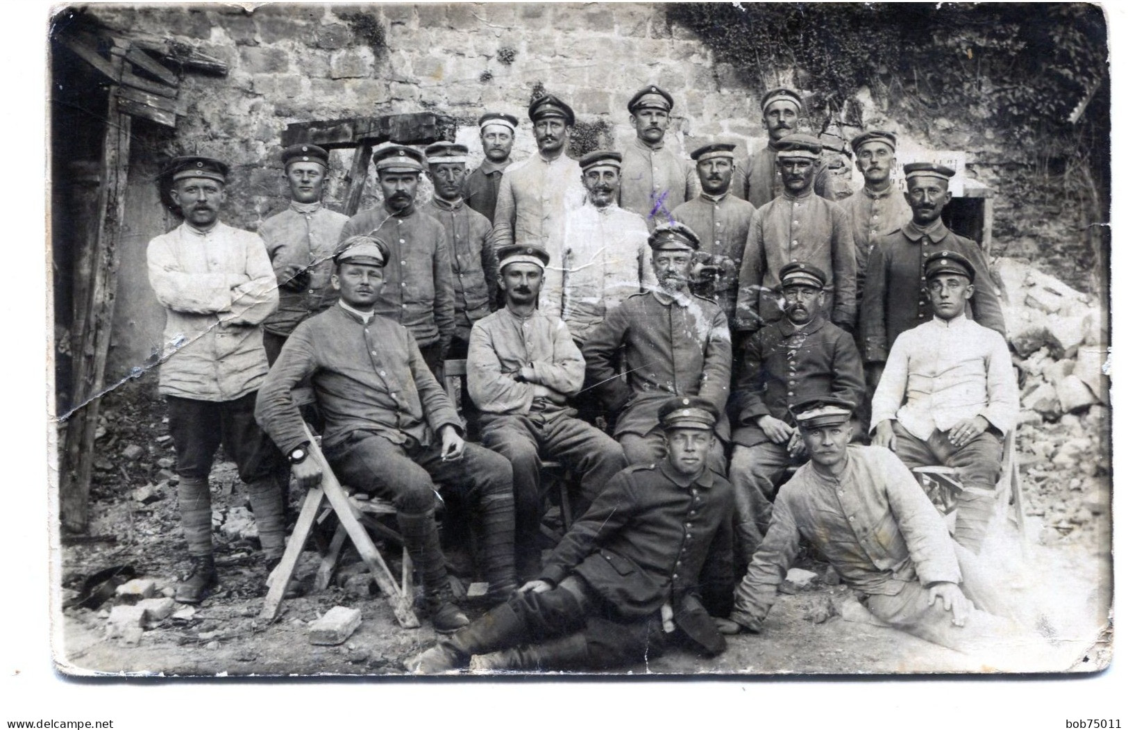Carte Photo D'officiers Et De Soldats Allemand Dans Une Ferme A L'arrière Du Front En 14-18 - 1914-18