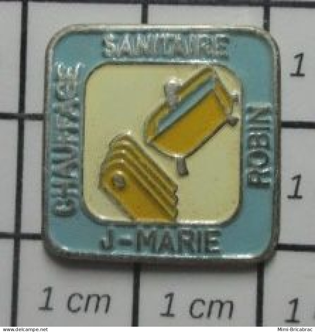 1010 Pin's Pins / Beau Et Rare : MARQUES / RADIATEUR BAIGNOIRE CHAUFFAGE SANITAIRE JEAN-MARIE ROBIN - Marques