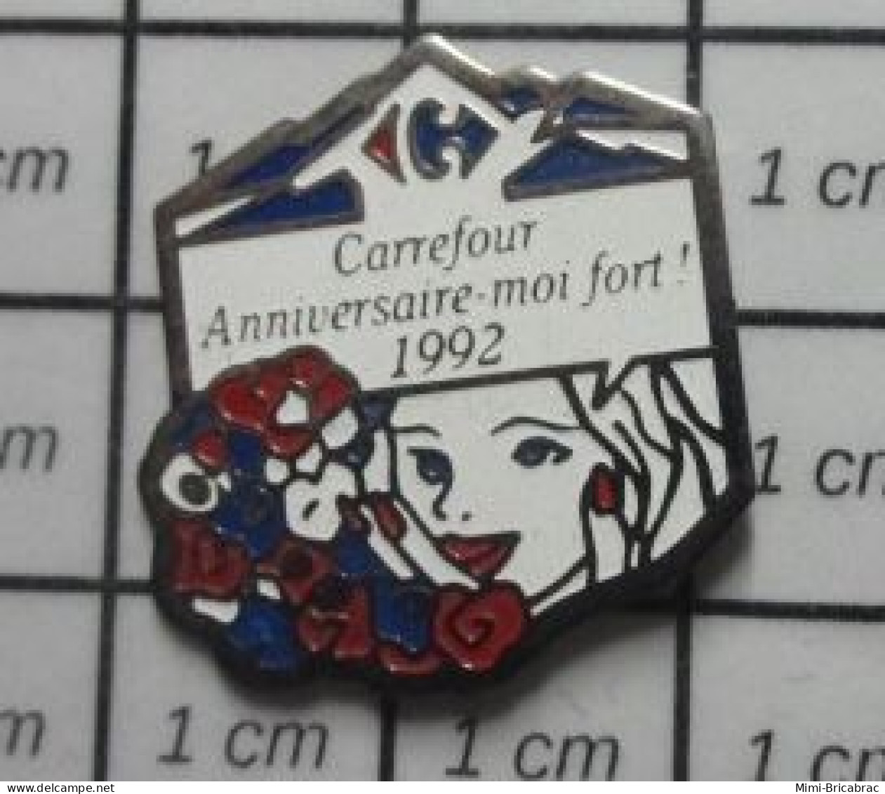1110 Pin's Pins / Beau Et Rare : MARQUES / CARREFOUR ANNIVERSAIRE MOI FORT 1992 ! - Markennamen