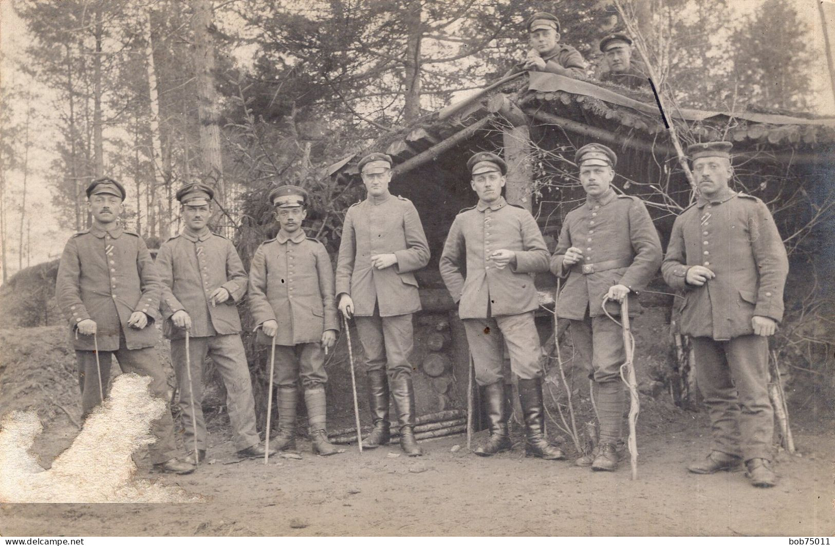 Carte Photo D' Officiers Allemand Devant Leurs Cabane Dans Un Bois A L'arrière Du Front En 14-18 - 1914-18