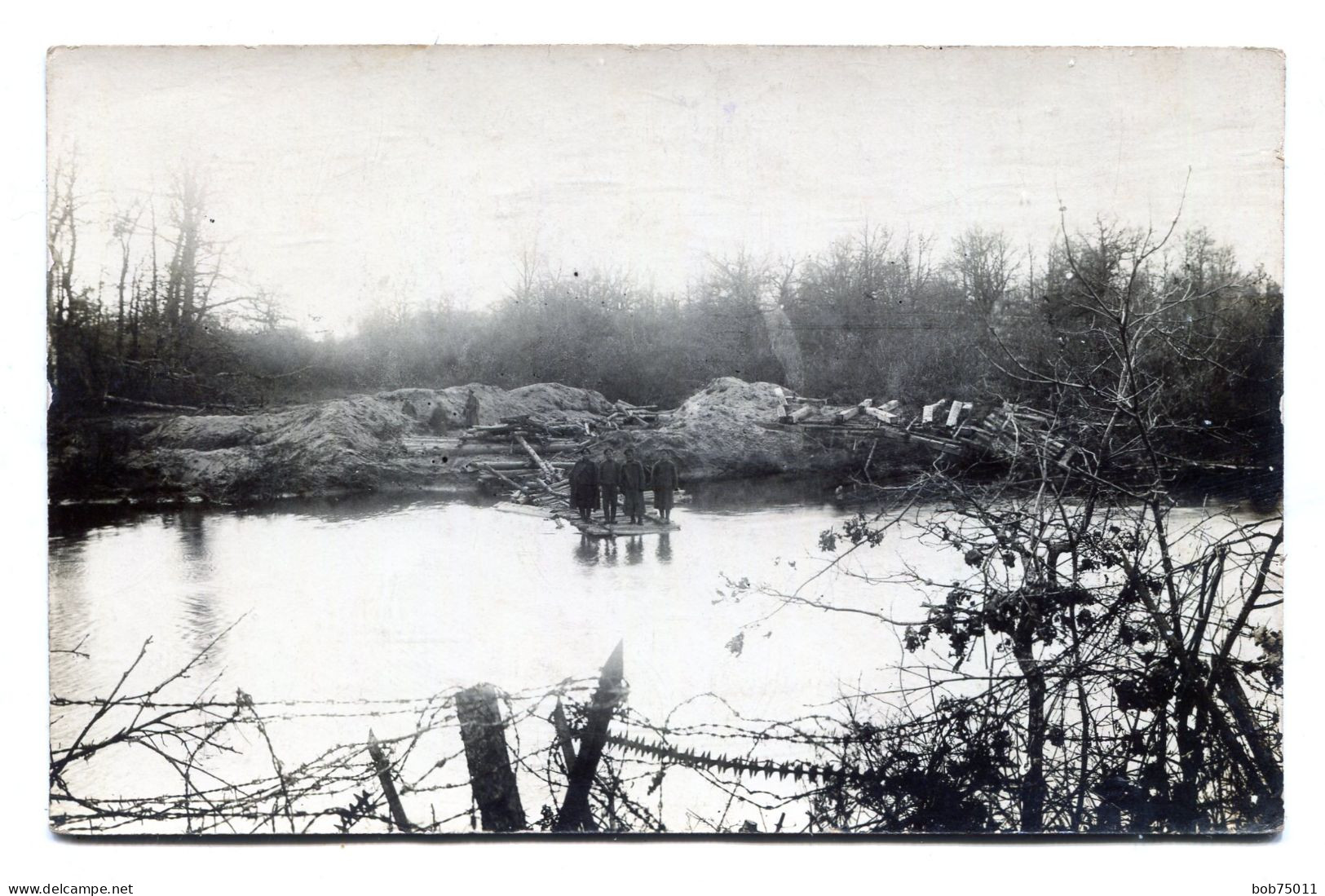 Carte Photo De Quatre Officier Allemand Sur Un Ponton Sur Une Rivière Dans Un Champ De Bataille En 14-18 - 1914-18