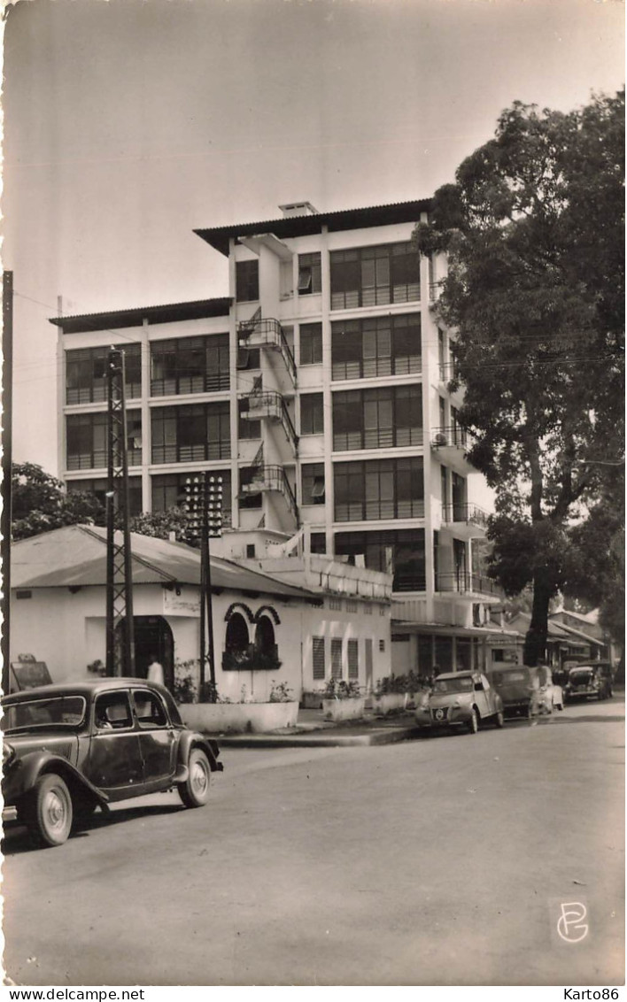 Guinée Conakry * Rue Vers La Poste * Automobile Ancienne * Citroên 2cv - Guinée