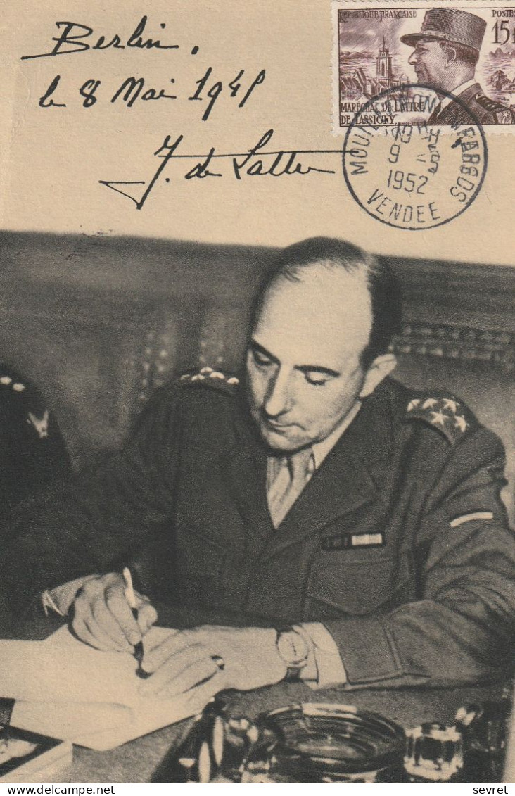 Le 8 Mai 1945 à Berlin, Le Général De Lattre Appose Sa Signaturesur L'Acte De Capitulation De L'ALLEMAGNE - Guerres - Autres